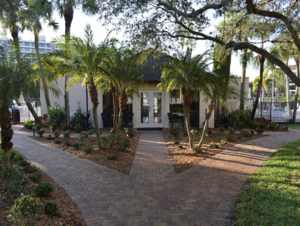 Three Bedroom Vacation Townhome Bayside Stroll to Beaches.