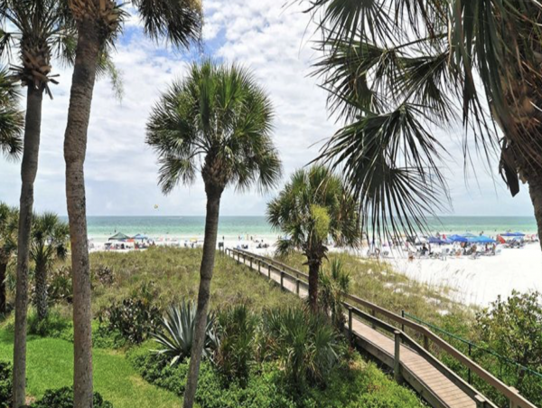 Three Bedroom Vacation Townhome Bayside Stroll to Beaches.