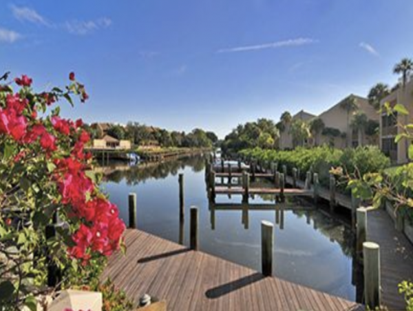 Three Bedroom Vacation Townhome Bayside Stroll to Beaches.