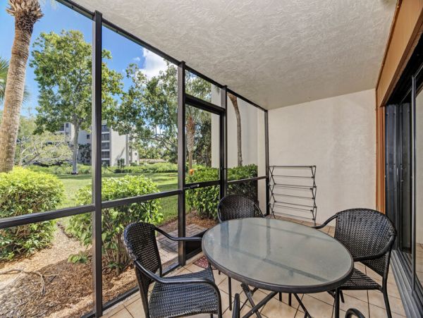 Charming 2-Bedroom Siesta Key Condo