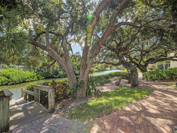 Charming 2-Bedroom Siesta Key Condo