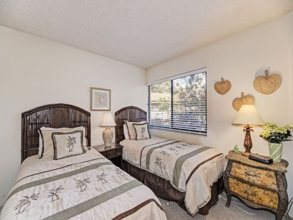 Charming 2-Bedroom Siesta Key Condo
