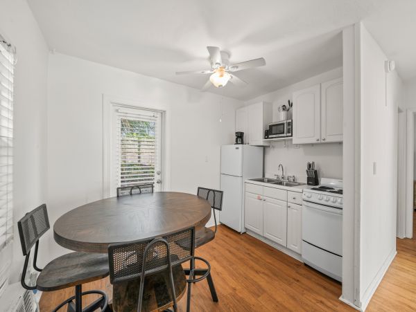 150 yards To World Class Siesta Key Beach Condo