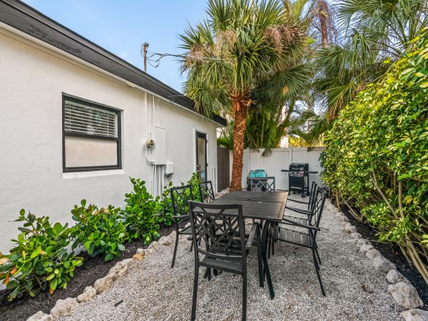 150 yards To World Class Siesta Key Beach Condo