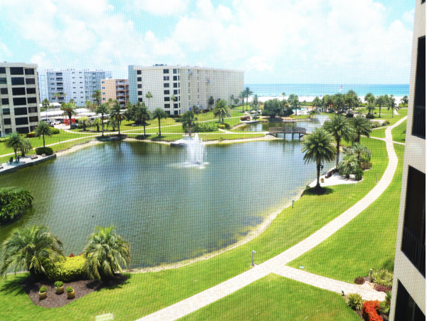 Siesta Key Renovate Three Bedroom Vacation Condo Pool