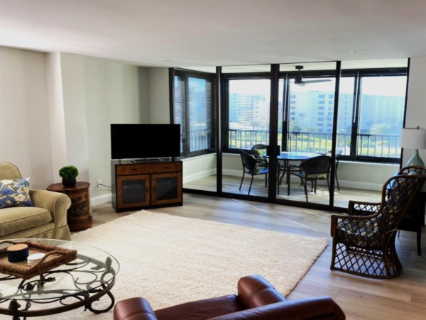 Siesta Key Renovate Three Bedroom Vacation Condo Pool