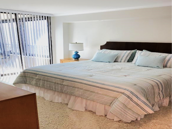 Siesta Key Renovate Three Bedroom Vacation Condo Pool