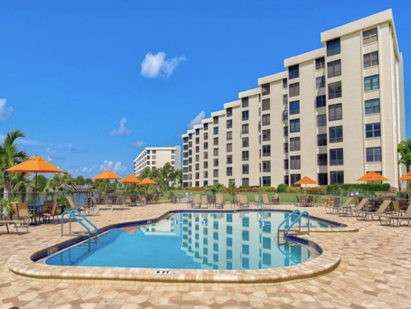 Siesta Key Renovate Three Bedroom Vacation Condo Pool
