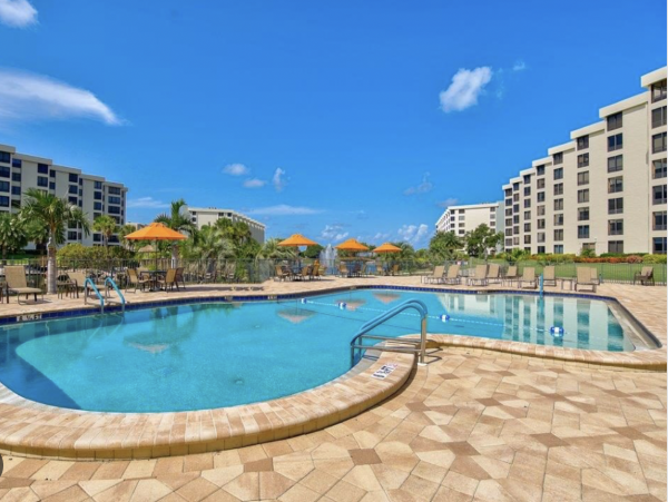 Siesta Key Renovate Three Bedroom Vacation Condo Pool