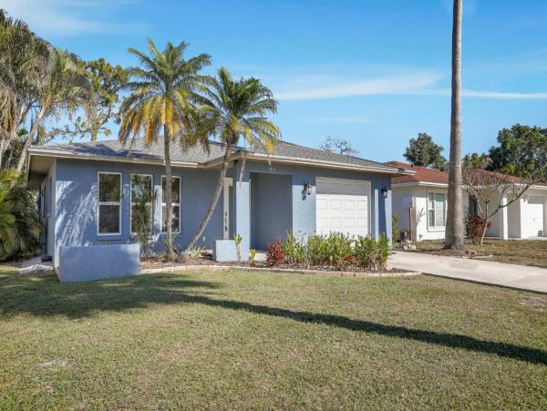 Naples 3 Bedroom Home Sleeps 10 Guests