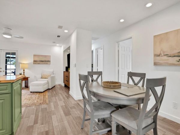 Naples 3 Bedroom Home Sleeps 10 Guests