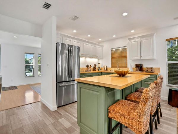 Naples 3 Bedroom Home Sleeps 10 Guests