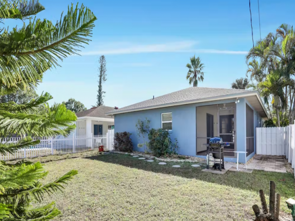 Naples 3 Bedroom Home Sleeps 10 Guests