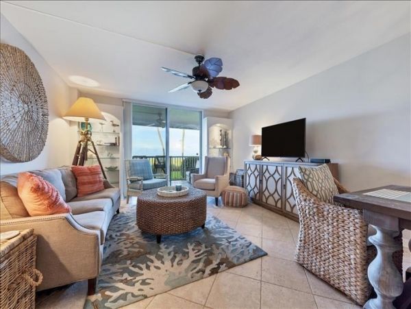 Gulf-Front Luxury Vacation Condo in Longboat Key Sleeps 4