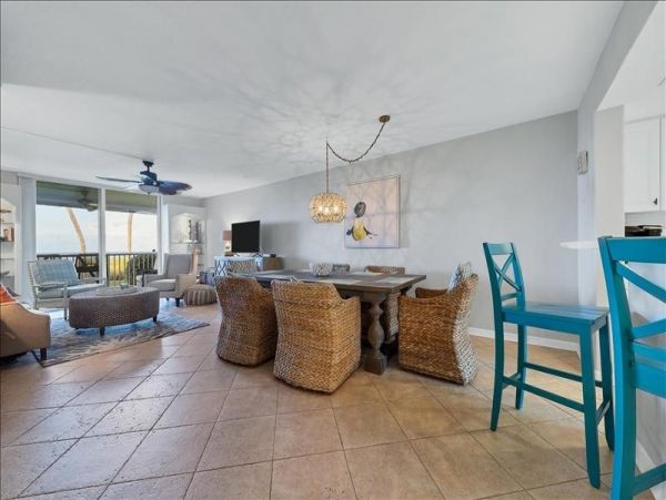Gulf-Front Luxury Vacation Condo in Longboat Key Sleeps 4