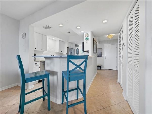 Gulf-Front Luxury Vacation Condo in Longboat Key Sleeps 4