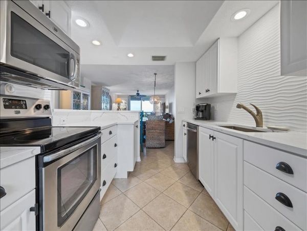 Gulf-Front Luxury Vacation Condo in Longboat Key Sleeps 4