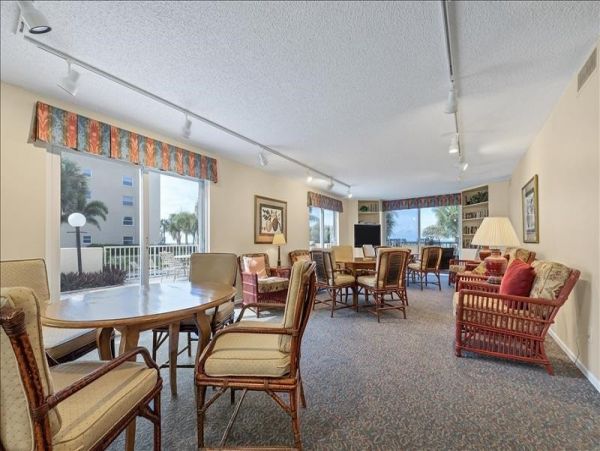 Gulf-Front Luxury Vacation Condo in Longboat Key Sleeps 4