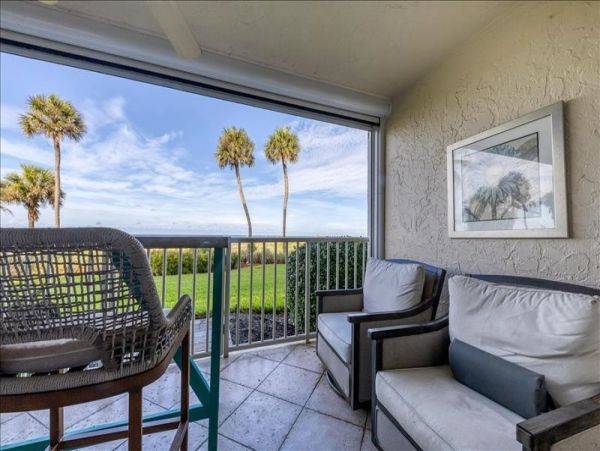 Gulf-Front Luxury Vacation Condo in Longboat Key Sleeps 4