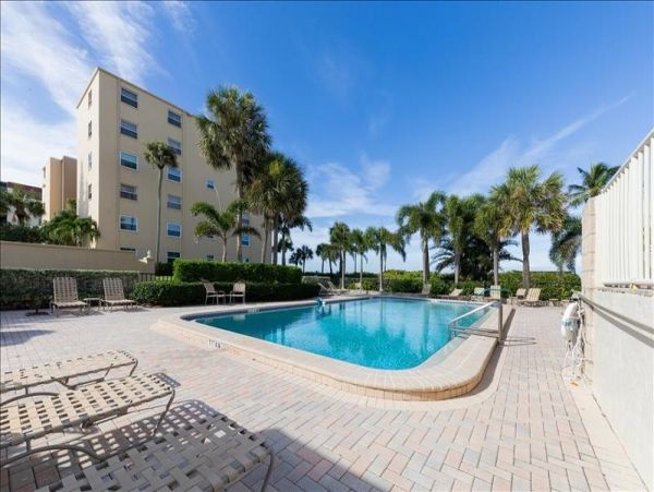 Gulf-Front Luxury Vacation Condo in Longboat Key Sleeps 4