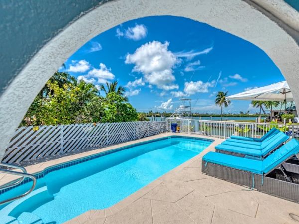 Marathon 3 Bedroom Rental with 360° Views and 80 Ft of Dockage