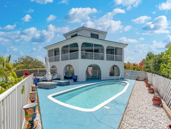 Marathon 3 Bedroom Rental with 360° Views and 80 Ft of Dockage