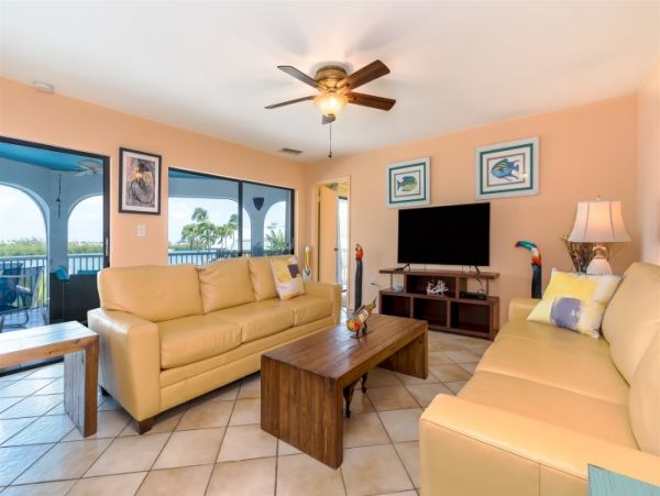 Marathon 3 Bedroom Rental with 360° Views and 80 Ft of Dockage