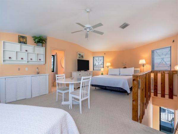 Marathon 3 Bedroom Rental with 360° Views and 80 Ft of Dockage