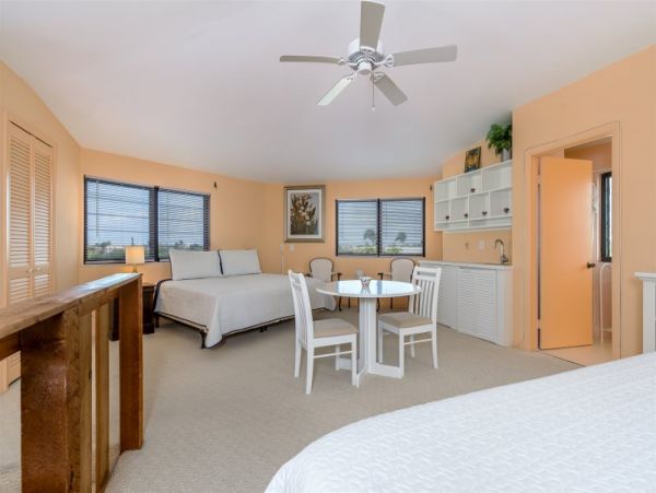 Marathon 3 Bedroom Rental with 360° Views and 80 Ft of Dockage
