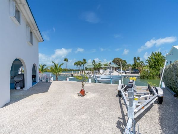 Marathon 3 Bedroom Rental with 360° Views and 80 Ft of Dockage
