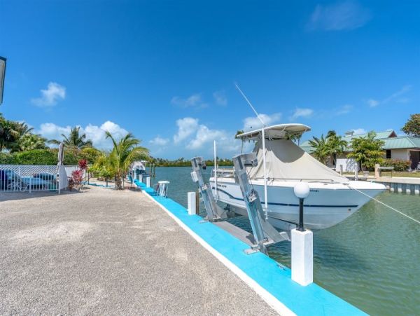 Marathon 3 Bedroom Rental with 360° Views and 80 Ft of Dockage
