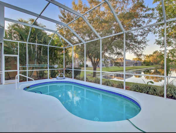 Bradenton Lovely Pool Home Short Drive to Beach