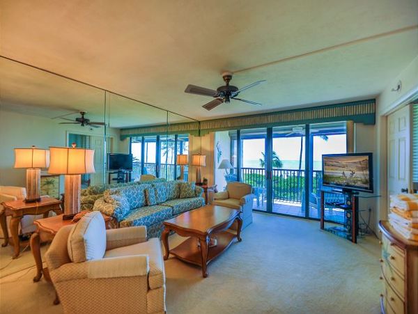 Beachfront Two Bedroom Condo with Great Ocean Views