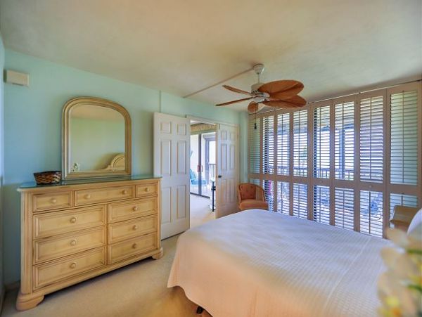 Beachfront Two Bedroom Condo with Great Ocean Views