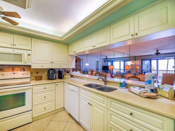Beachfront Two Bedroom Condo with Great Ocean Views