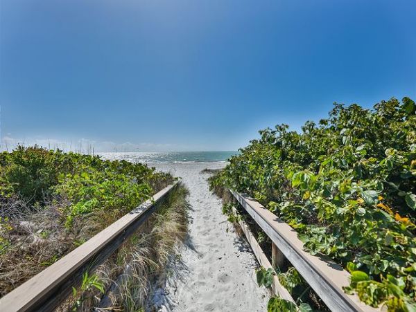 Beachfront Two Bedroom Condo with Great Ocean Views