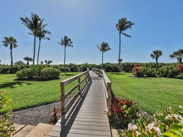 Beachfront Two Bedroom Condo with Great Ocean Views
