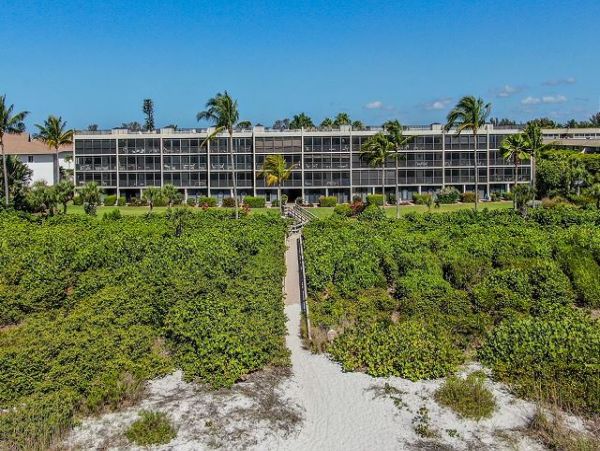 Beachfront Two Bedroom Condo with Great Ocean Views