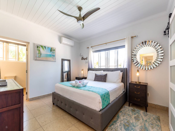 Gorgeous 5 Bedroom Rental with Guest House & Private Pool