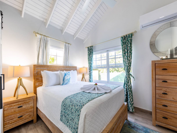 Gorgeous 5 Bedroom Rental with Guest House & Private Pool