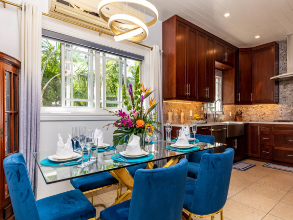 Gorgeous 5 Bedroom Rental with Guest House & Private Pool