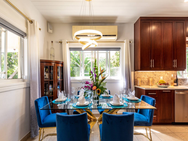 Gorgeous 5 Bedroom Rental with Guest House & Private Pool