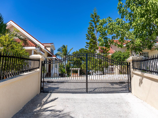 Gorgeous 5 Bedroom Rental with Guest House & Private Pool