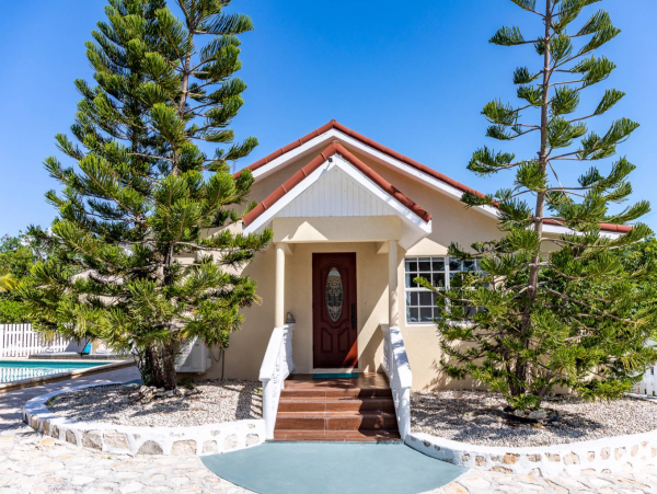 Gorgeous 5 Bedroom Rental with Guest House & Private Pool