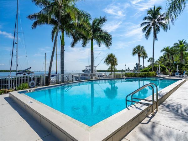Longboat Key Vacation Condo Two Bedroom Walk to Beach