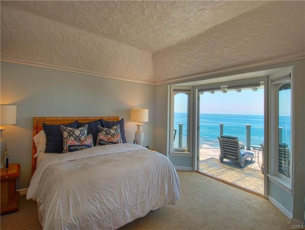 Beautiful 4 Bedroom Home Short Walk to Beach