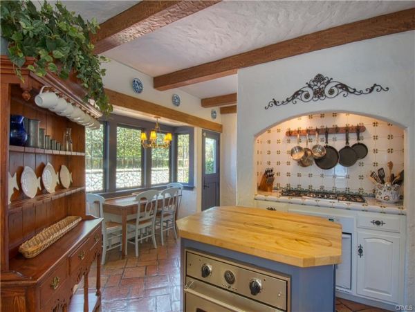 Beautiful 4 Bedroom Home Short Walk to Beach
