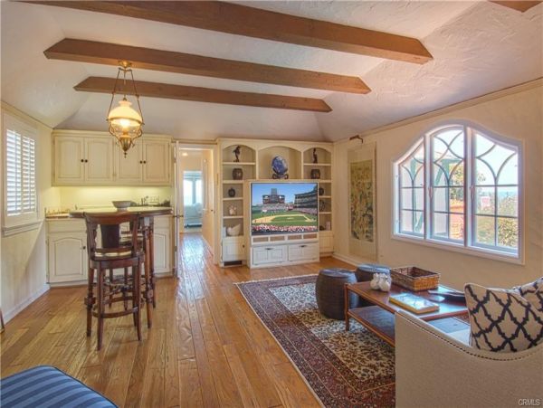 Beautiful 4 Bedroom Home Short Walk to Beach