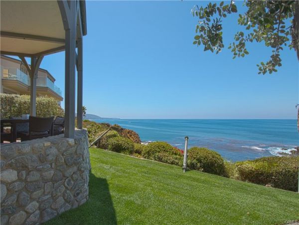 Beautiful 4 Bedroom Home Short Walk to Beach