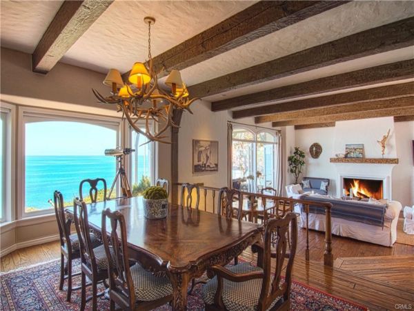 Beautiful 4 Bedroom Home Short Walk to Beach